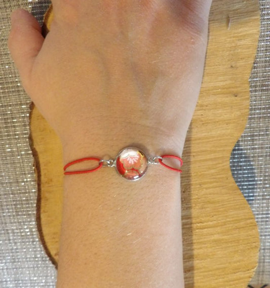 Bracelet élastique couleur rouge avec cabochon 14mm - papier japonais, fleurs corail, blanches et dorées, fond rouge
