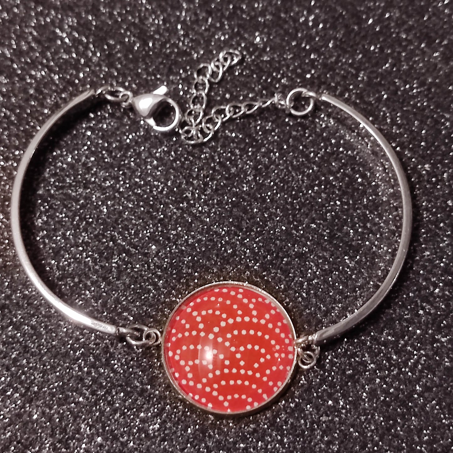 Bracelet rigide acier inoxydable - 20mm - pois blanc (arc), fond rouge
