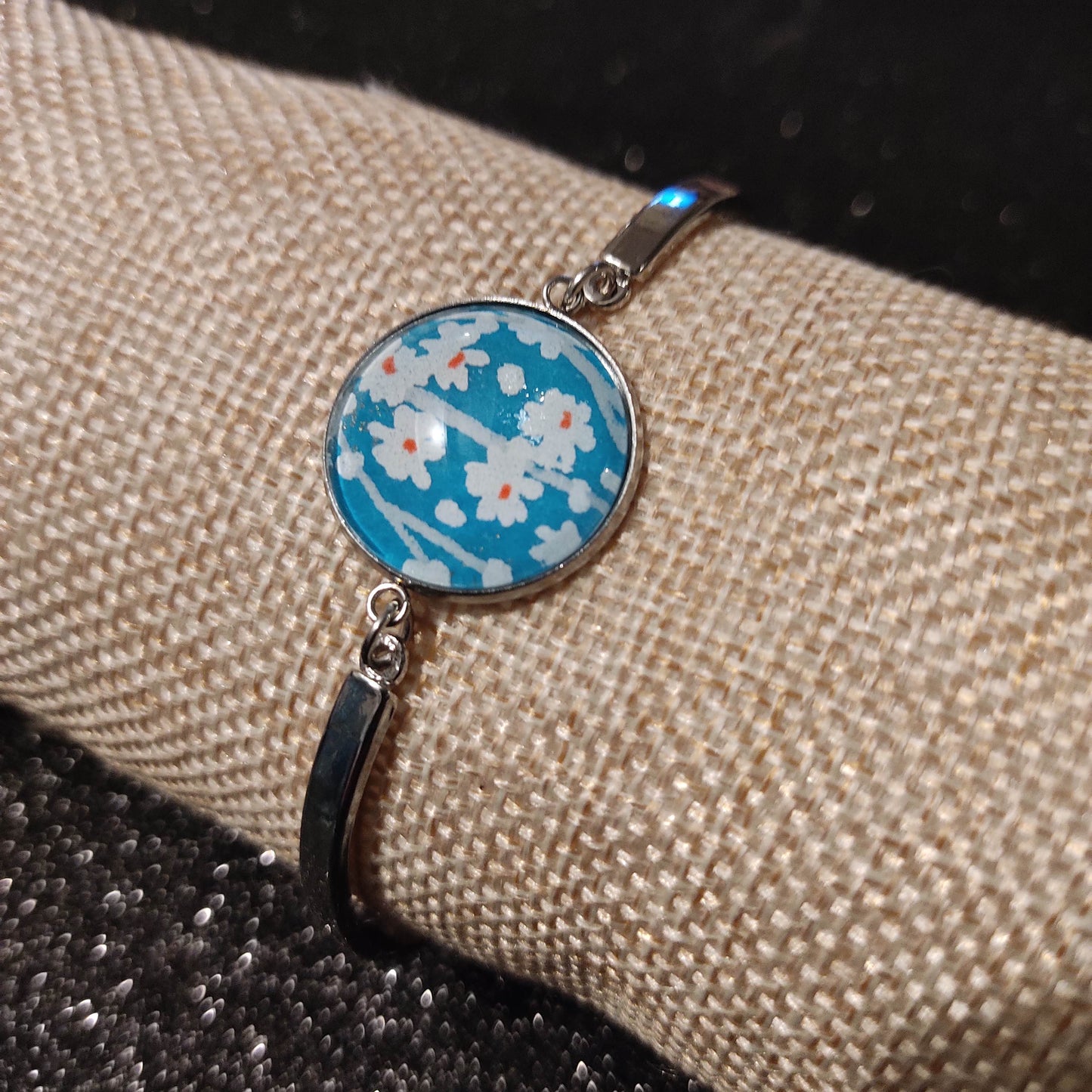 Bracelet rigide acier inoxydable - 20mm - Floral blanc fond bleu