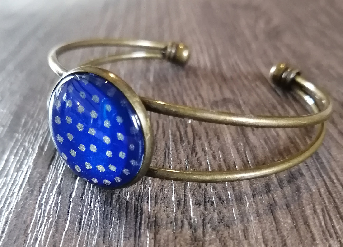 Bracelet manchette - bronze - pois argenté, fond bleu royal