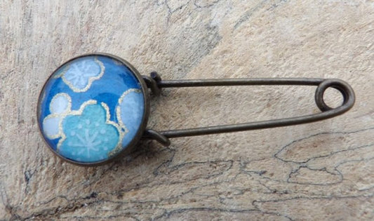 Broche-bronze-papier-japonais-floral-bleu-clair-fond-bleu