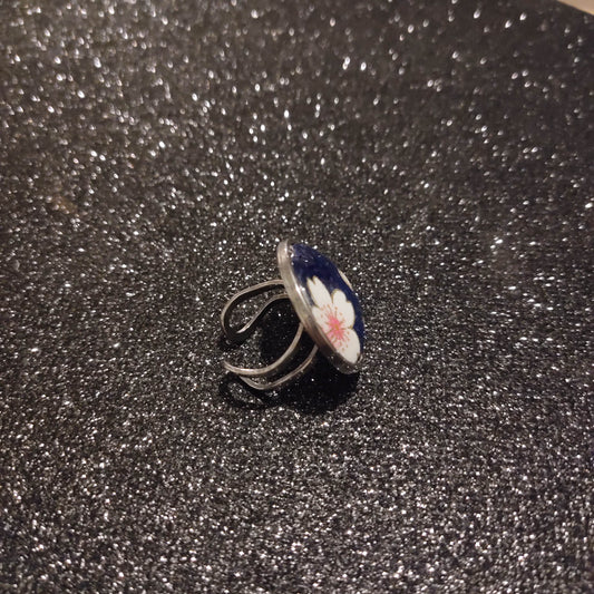 Bague ajustable ronde cabochon 25mm - Métal argenté - papier japonais fleurs de cerisier - bleu nuit