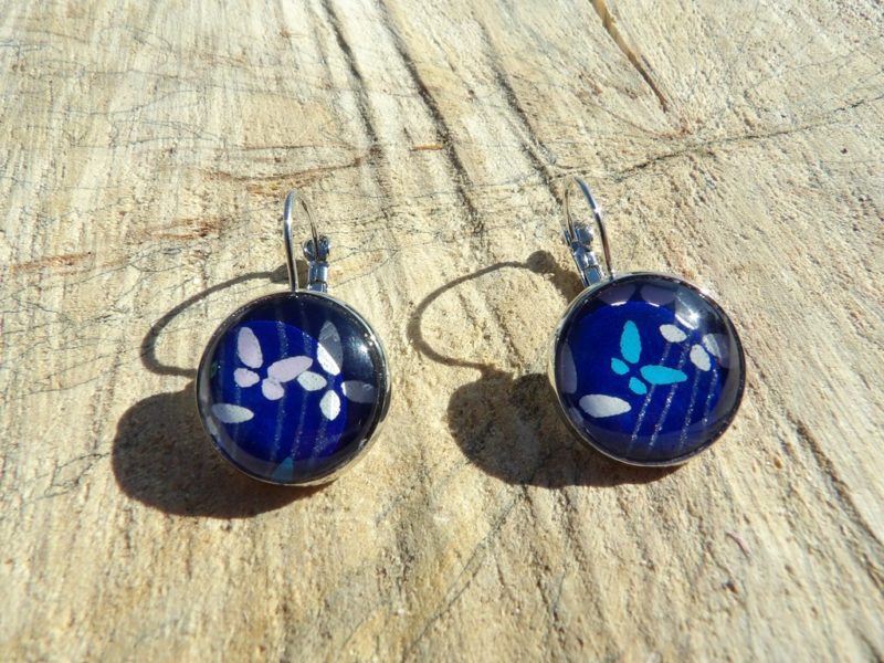 Boucles d'oreilles dormeuses rondes 20mm - Métal argenté - Papillon bleu