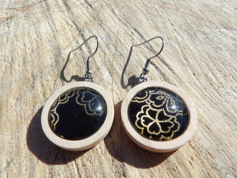Boucles d'oreilles pendantes bois 25mm - Fleur dorée fond noir