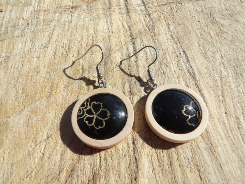 Boucles d'oreilles pendantes bois 25mm - Fleur dorée fond noir