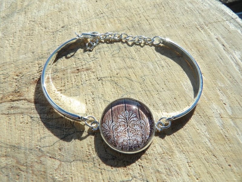 Bracelet rigide métal argenté - imitation bois volutes blanches