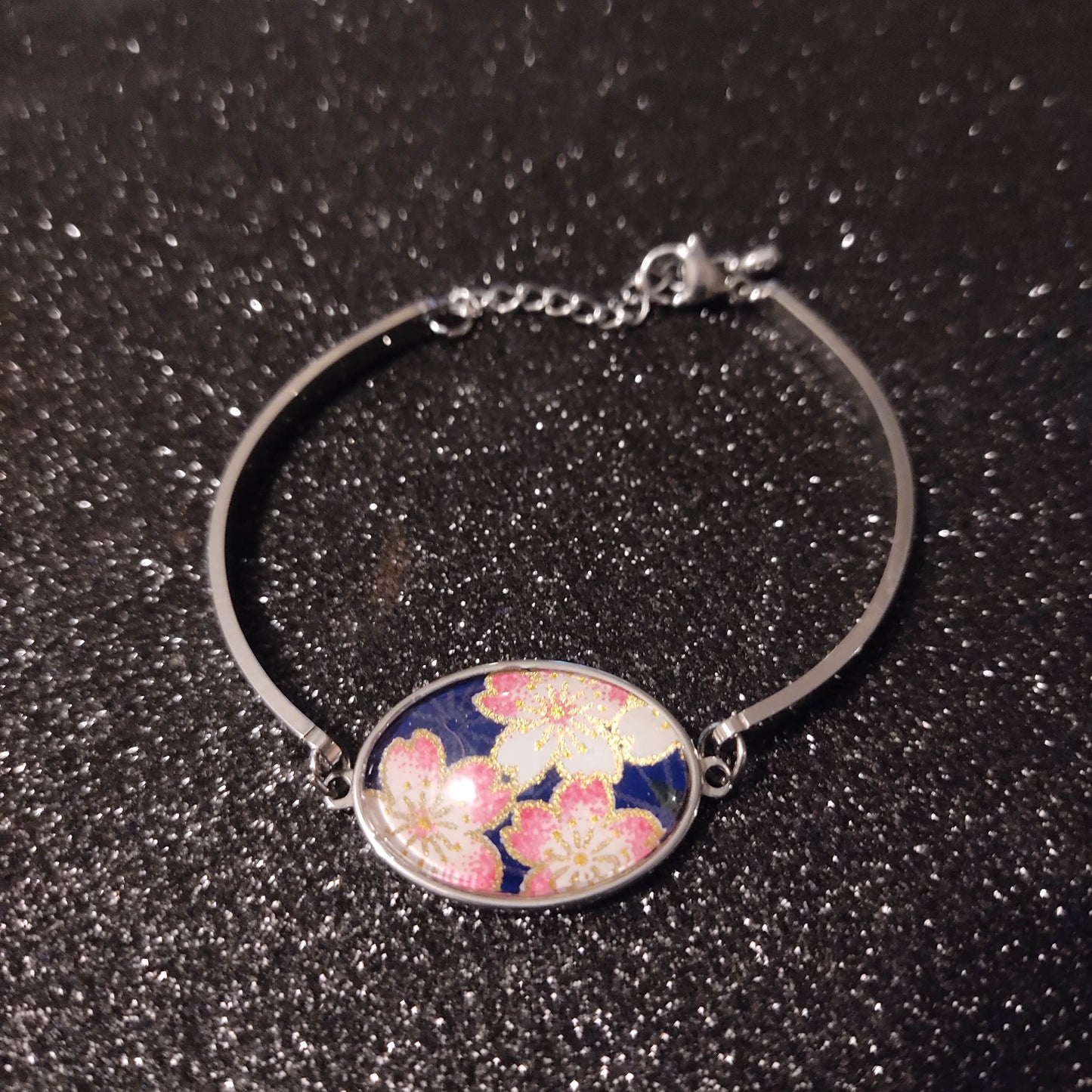 Bracelet rigide acier inoxydable - Ovale 18x25mm -  Papier japonais fleurs blanches et rose - Bleu nuit