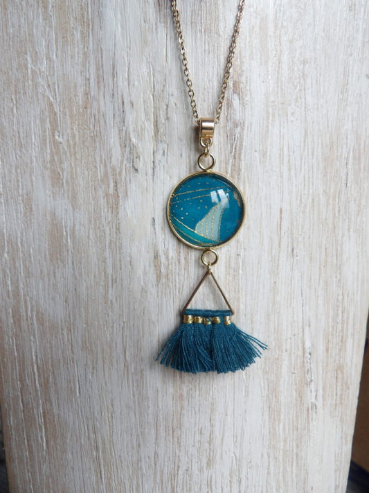 Collier cabochon doré , papier japonais bleu et doré + pompons bleus