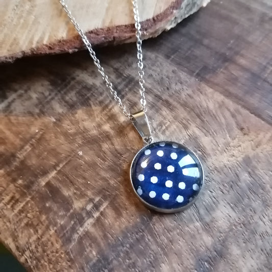 Collier avec sautoir cabochon 18mm - Acier inoxydable - pois blancs, fond bleu marine