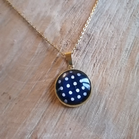 Collier avec sautoir cabochon 18mm - Acier inoxydable doré - pois blancs, fond bleu marine