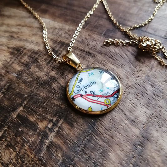 Collier avec sautoir cabochon 20mm - Recyclage carte routière Lamballe (22) - Acier inoxydable doré