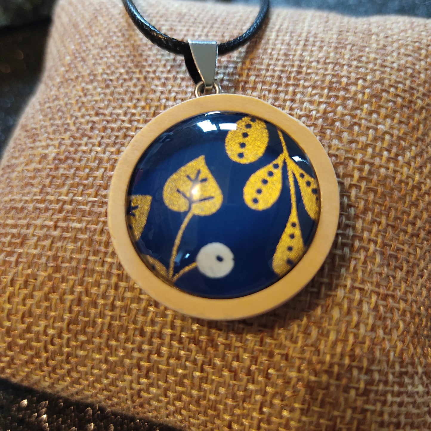 Collier cordon ciré et pendentif bois clair - feuilles dorées, fond bleu nuit