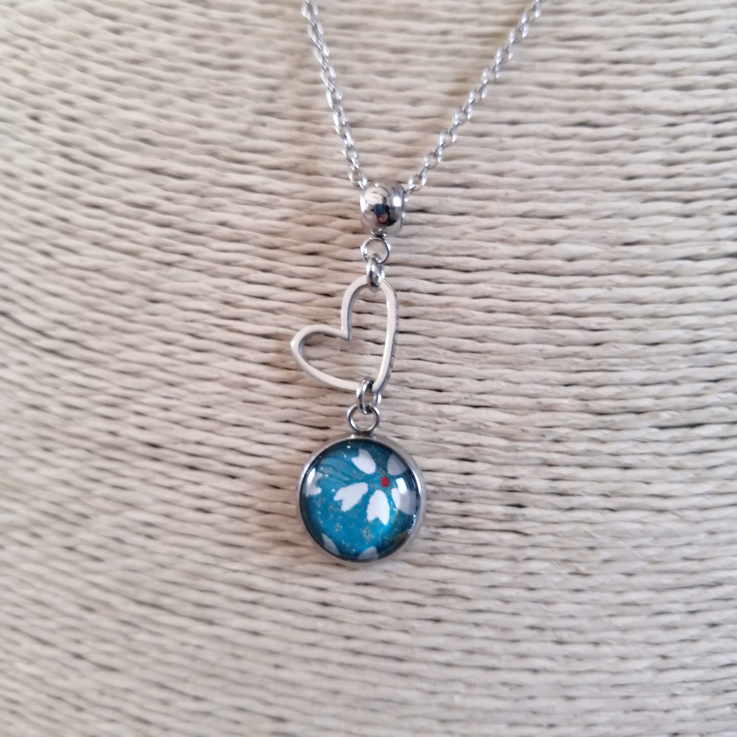 Collier avec sautoir cabochon 12mm en acier inoxydable - Papier japonais fleurs blanches, fond bleu