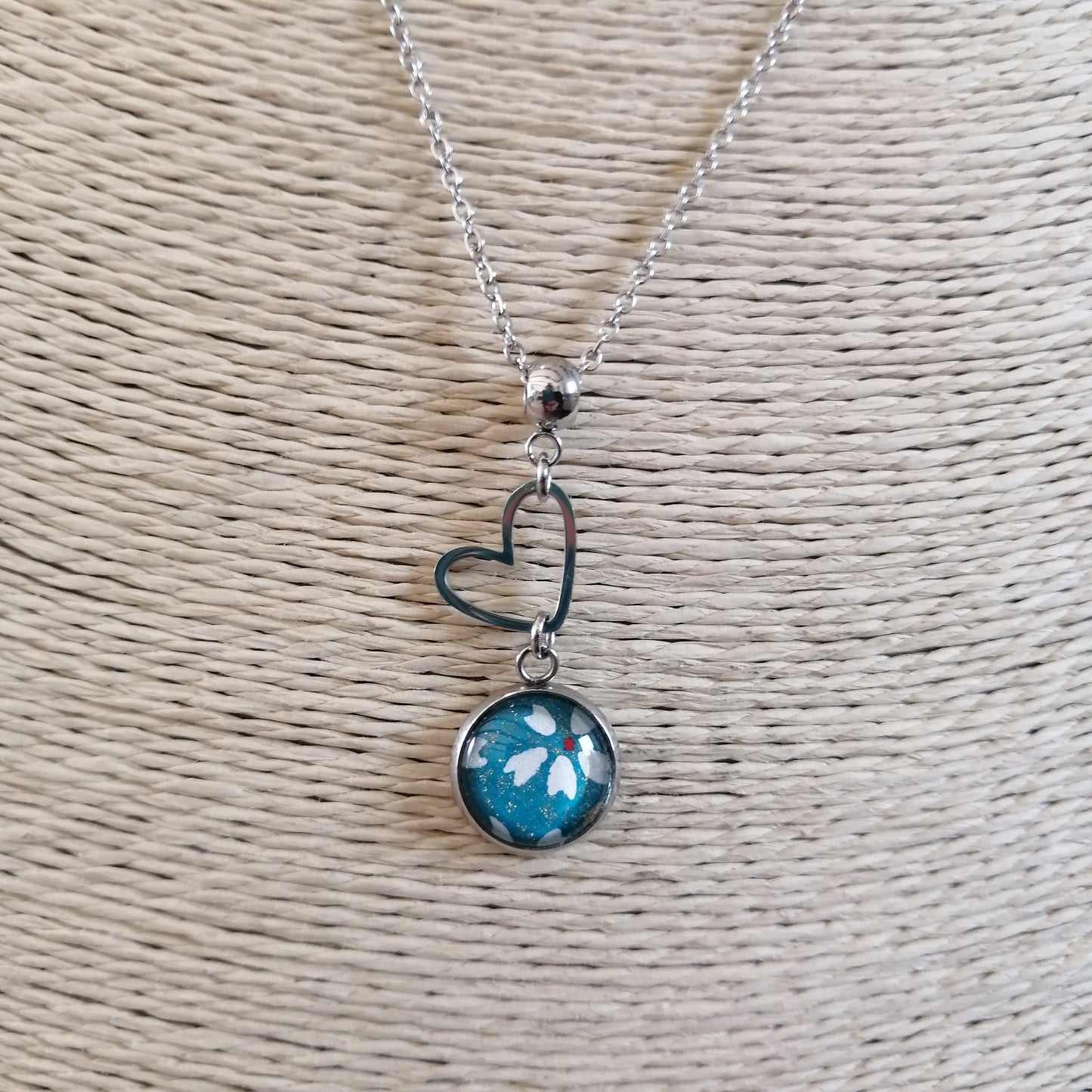 Collier avec sautoir cabochon 12mm en acier inoxydable - Papier japonais fleurs blanches, fond bleu