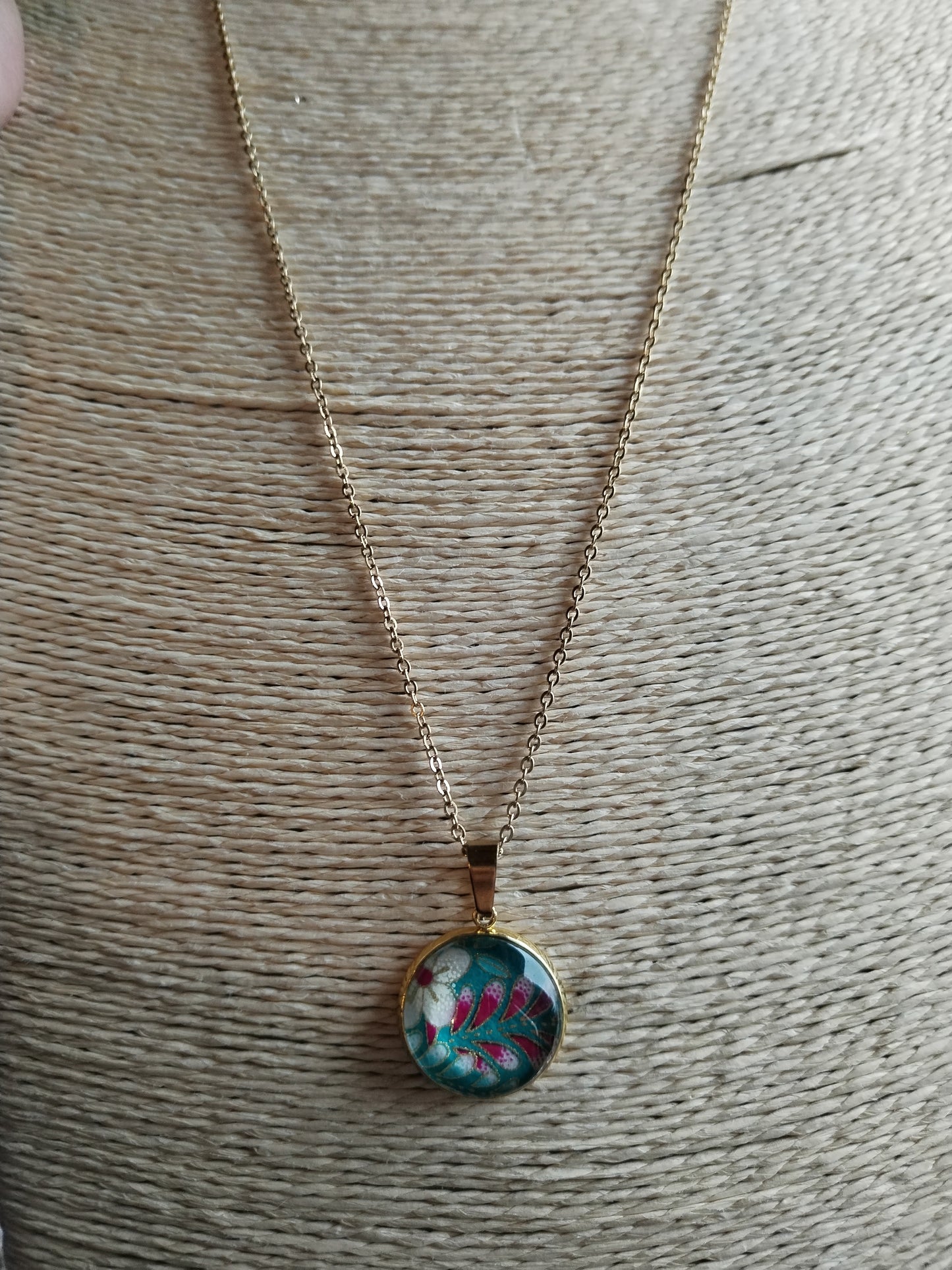 Collier avec sautoir cabochon 16mm en acier inoxydable doré - papier japonais fleurs violettes, blanches et dorées, fond vert