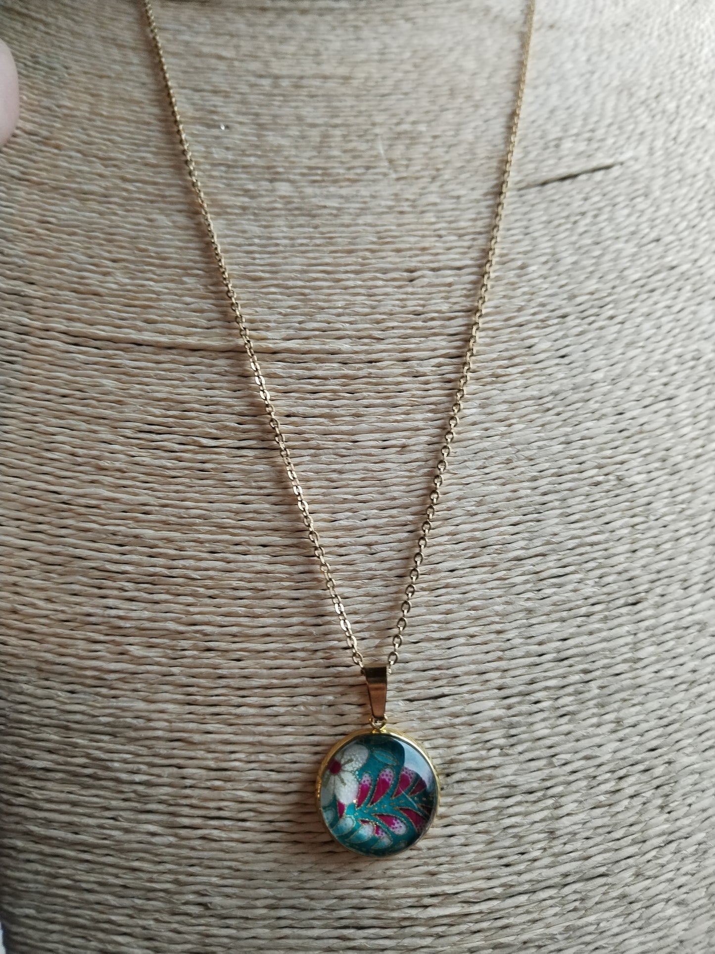 Collier avec sautoir cabochon 16mm en acier inoxydable doré - papier japonais fleurs violettes, blanches et dorées, fond vert