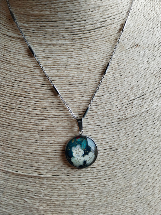 Collier avec sautoir cabochon 20mm en acier inoxydable - papier japonais fleurs blanches et dorées, fond vert