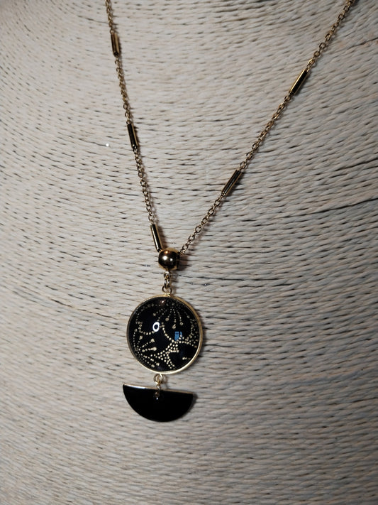 Collier avec sautoir cabochon 20mm en acier inoxydable doré - Papier japonais floral doré et fond noir - breloque demi-cercle noir
