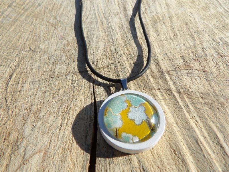 Collier cordon en silicone et pendentif bois blanc - Papier japonais  floral moutarde et bleu