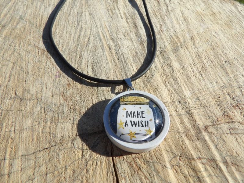 Collier cordon en silicone et pendentif bois blanc - make a wish fond noir