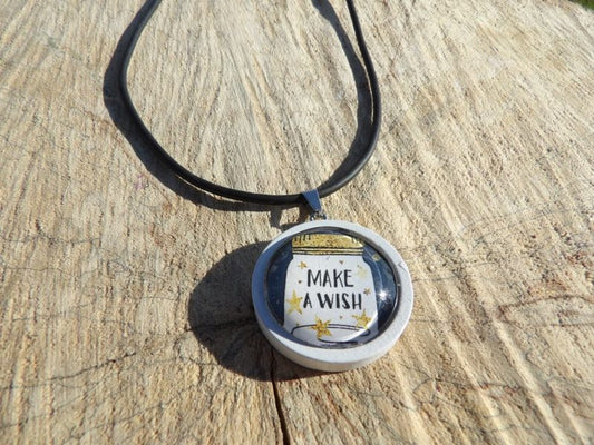 Collier cordon en silicone et pendentif bois blanc - make a wish fond noir