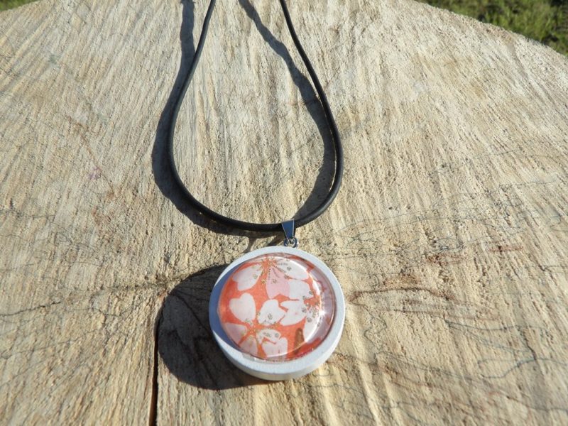 Collier cordon en silicone et pendentif bois blanc - papier japonais floral blanc fond corail