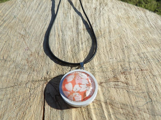 Collier cordon en silicone et pendentif bois blanc - papier japonais floral blanc fond corail