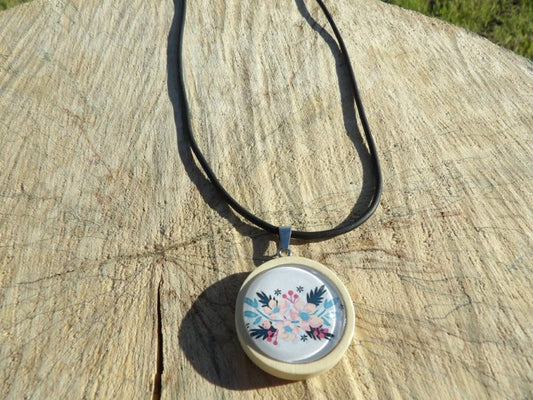 Collier cordon en silicone et pendentif bois clair - floral fond blanc