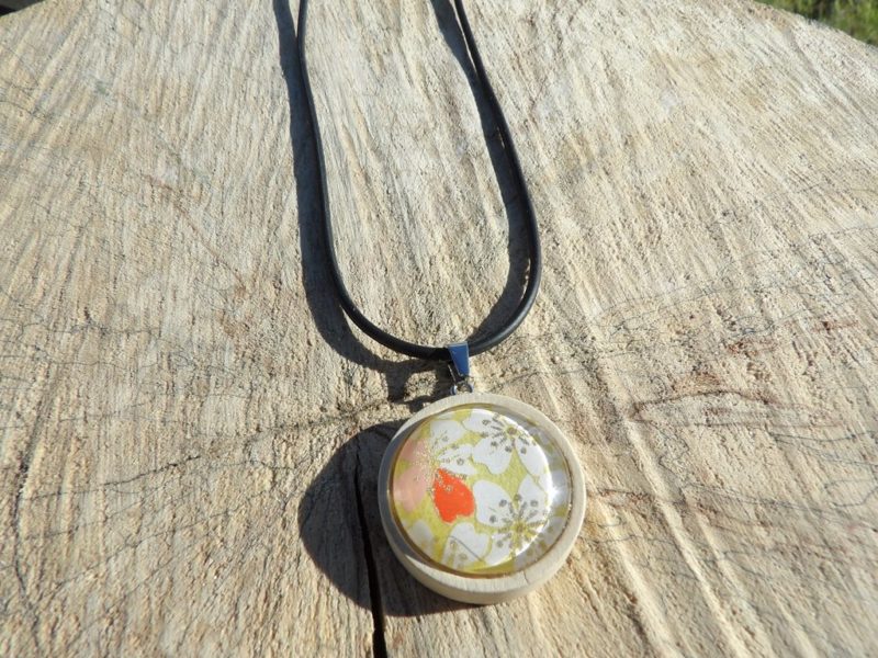Collier cordon en silicone et pendentif bois clair - papier japonais fleurs jaune clair