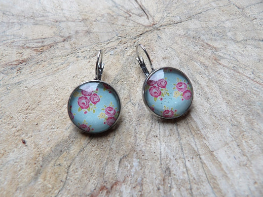 Boucles d'oreilles dormeuses rondes 18mm- Métal argenté  - fleur rétro rose fond bleu