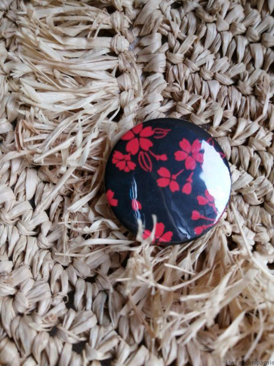 Badge 44 mm - noir fleurs  rouges