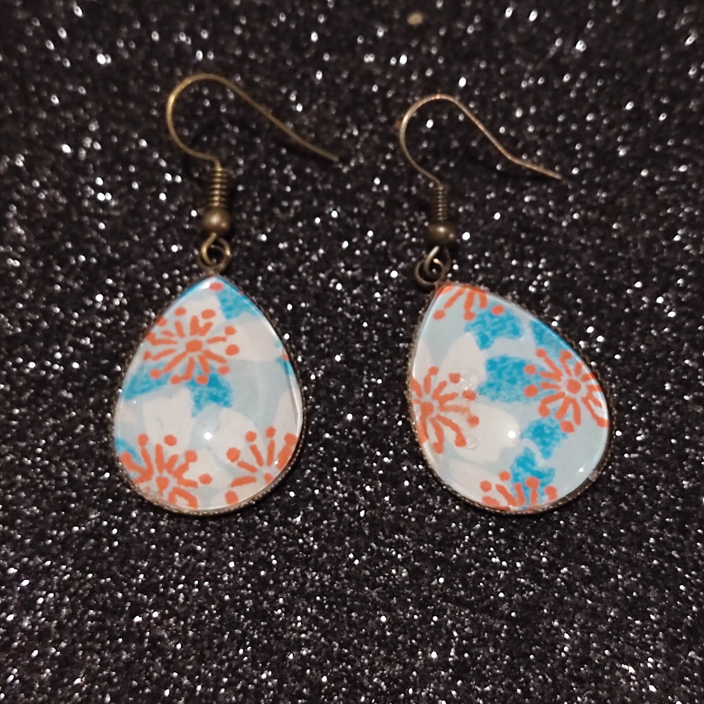 Boucles d'oreilles pendantes goutte 18x25mm - Bronze -  Floral rouge, bleu et blanc