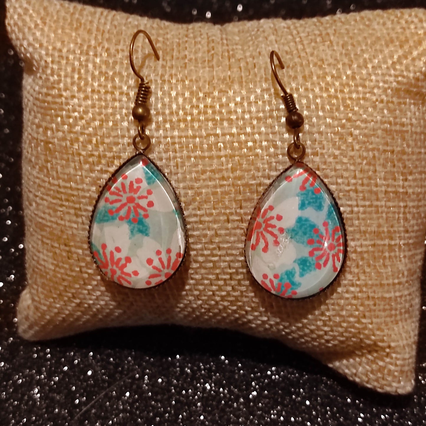 Boucles d'oreilles pendantes goutte 18x25mm - Bronze -  Floral rouge, bleu et blanc