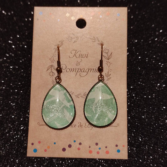 Boucles d'oreilles pendantes goutte 18x25mm - Bronze -  Oiseaux blancs et pailletés argenté,  fond vert d'eau