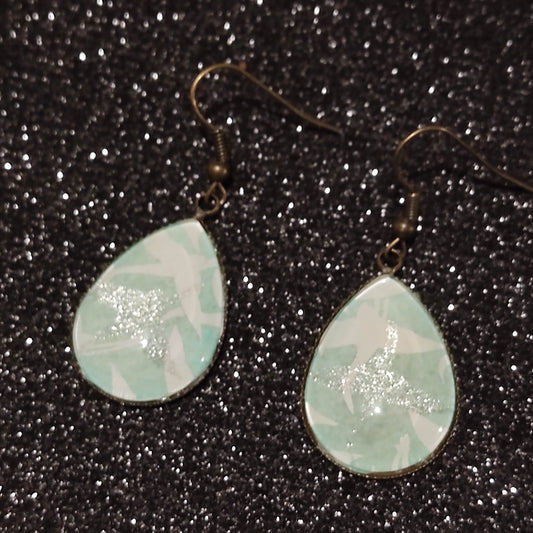 Boucles d'oreilles pendantes goutte 18x25mm - Bronze -  Oiseaux blancs et pailletés argenté,  fond vert d'eau
