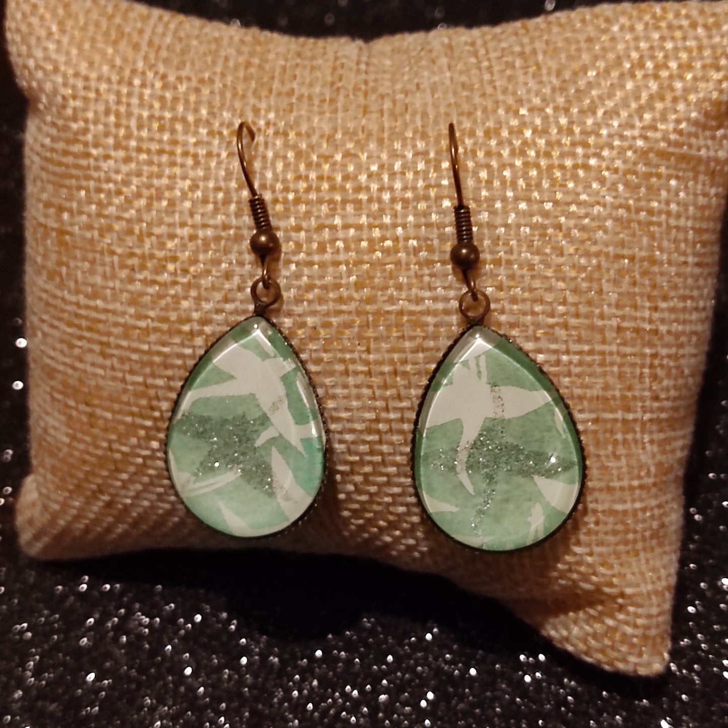 Boucles d'oreilles pendantes goutte 18x25mm - Bronze -  Oiseaux blancs et pailletés argenté,  fond vert d'eau