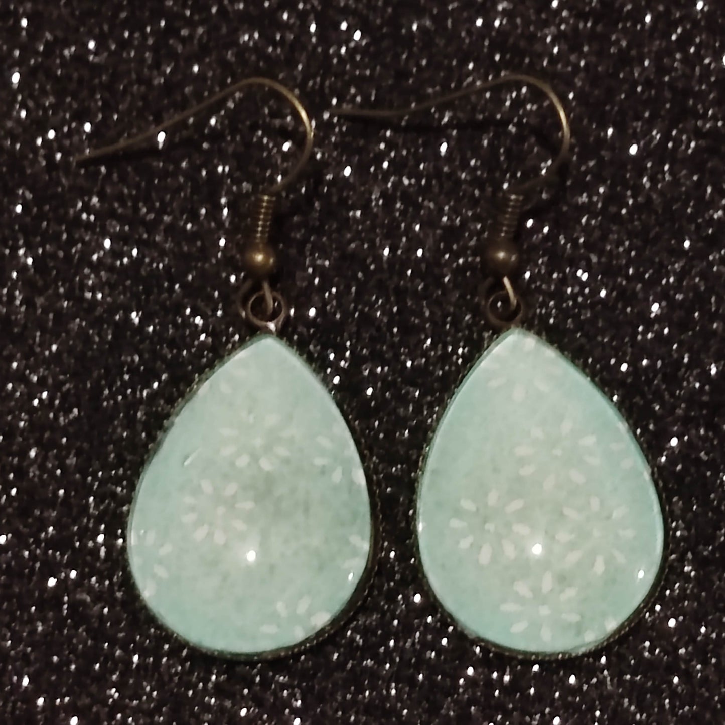 Boucles d'oreilles pendantes goutte 18x25mm - Bronze -  Fleurs blanches, fond vert d'eau