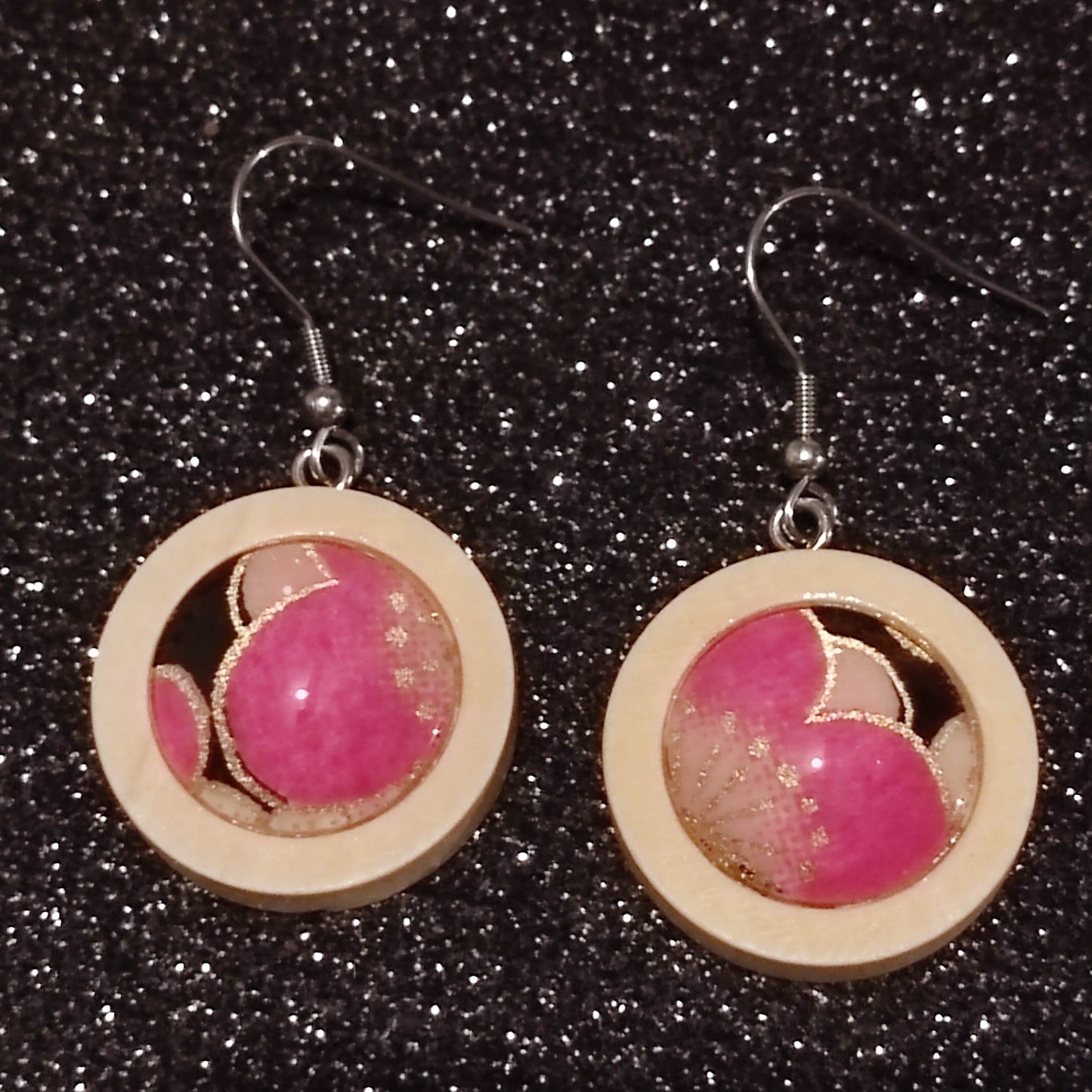 Boucles d'oreilles pendantes bois 25mm - papier japonais rose, noir et doré