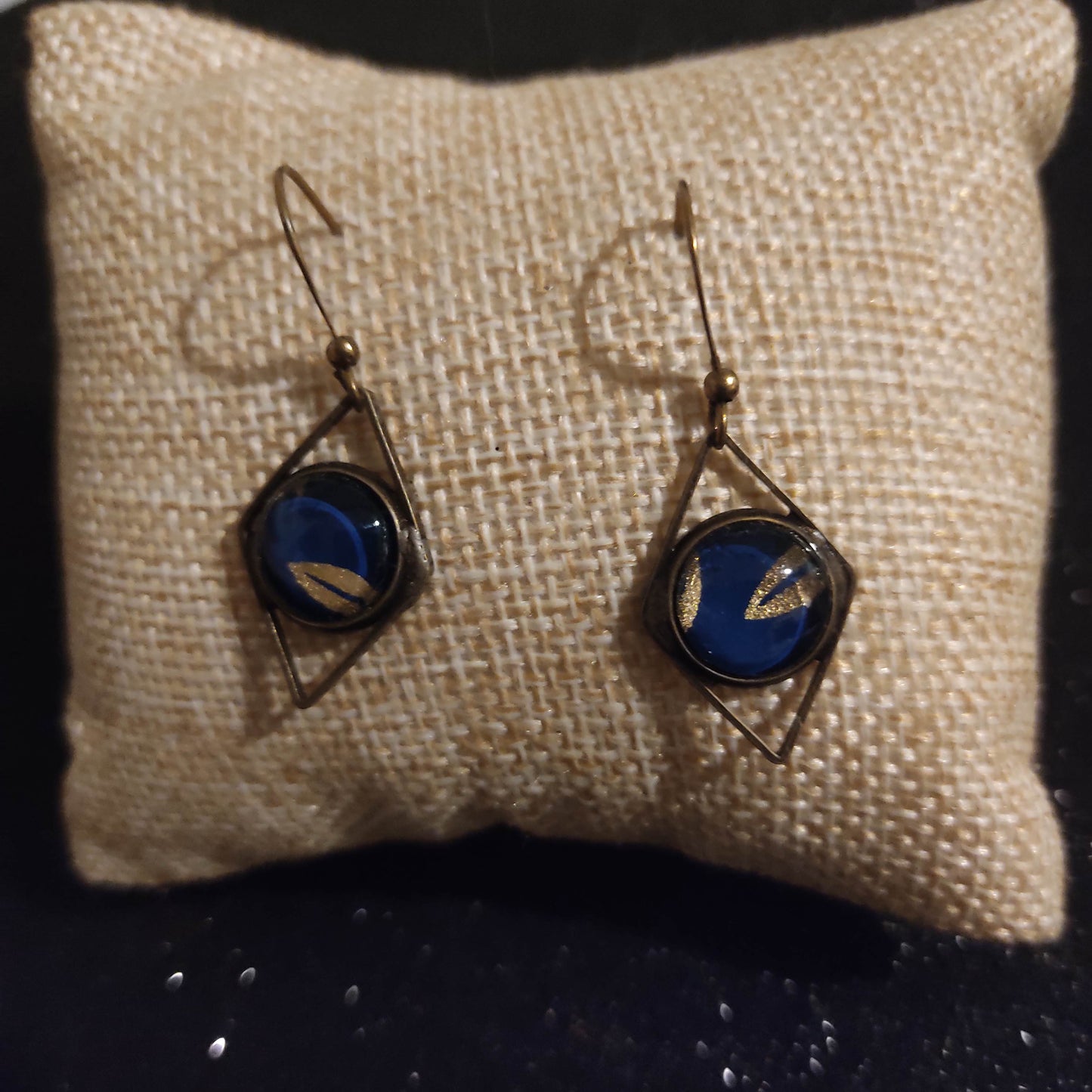 Boucles d'oreilles courtes - bronze - cabochons ronds 12mm - Forme losange - Feuille dorée fond bleus