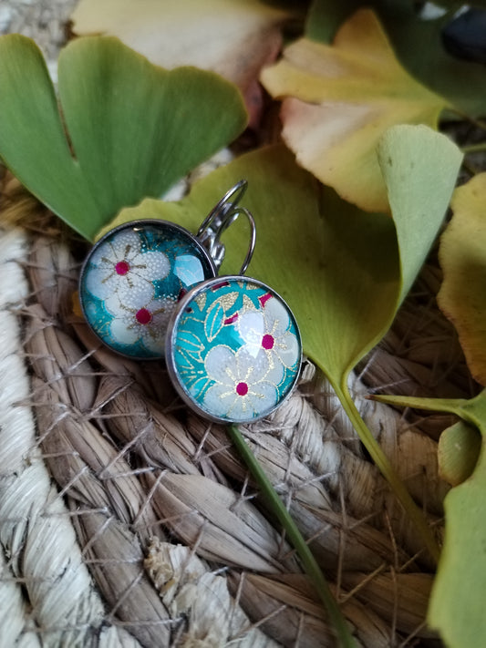 Boucles d'oreilles dormeuses rondes 18mm- Acier inoxydable -  Papier japonais fleurs violettes, blanches et dorées, fond vert