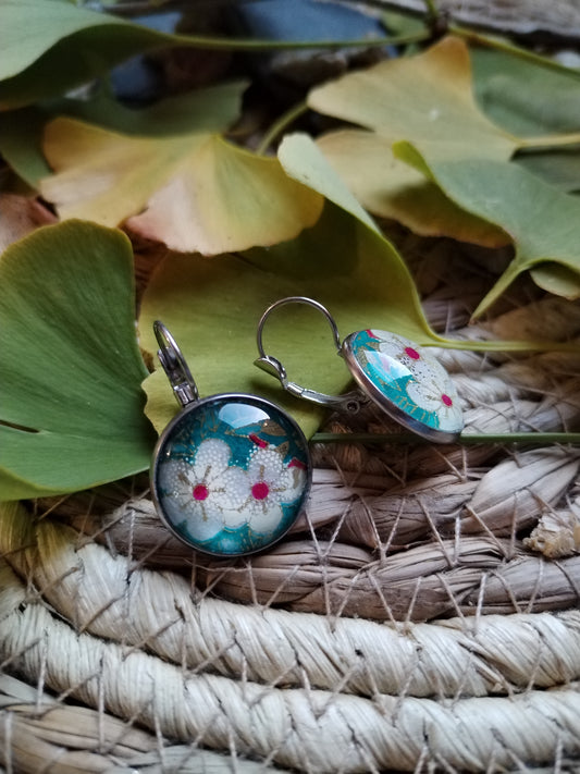 Boucles d'oreilles dormeuses rondes 18mm- Acier inoxydable -  Papier japonais fleurs violettes, blanches et dorées, fond vert