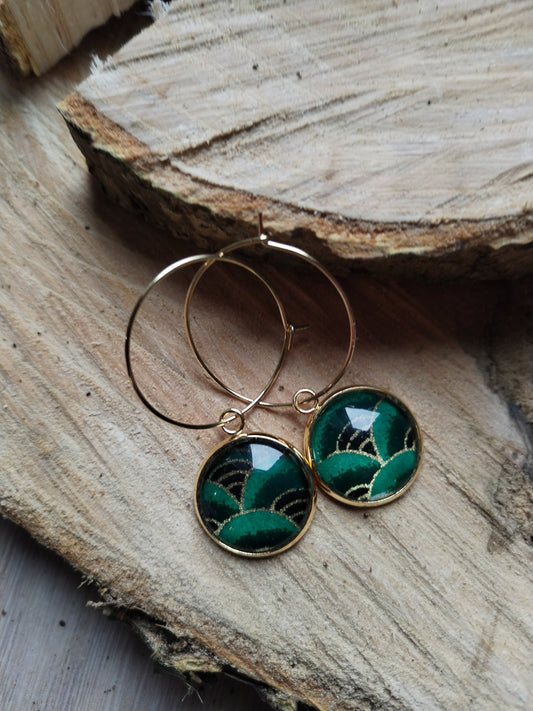 Boucles d'oreilles Créoles 25 mm - cabochons verre 16 mm - papier japonais vague vert foncé et doré