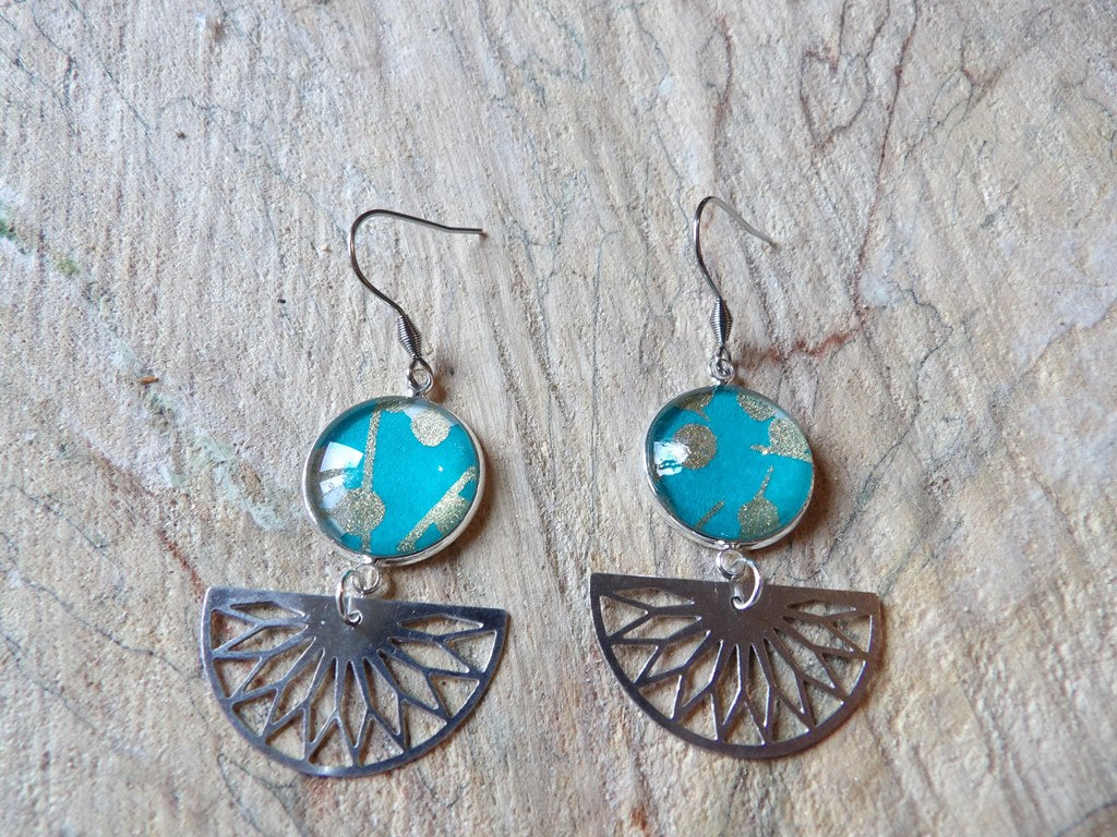 Boucles d'oreilles cabochons ronds 18mm - Métal argenté - Japonais turquoise et dorée + breloque demi-cercle