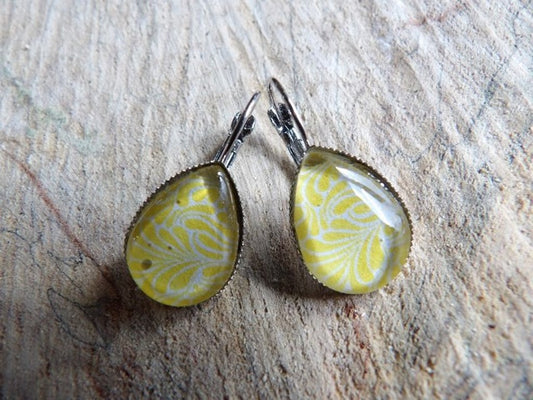 Boucles d'oreilles dormeuses gouttes 13x18mm - Métal argenté - floral blanc fond jaune