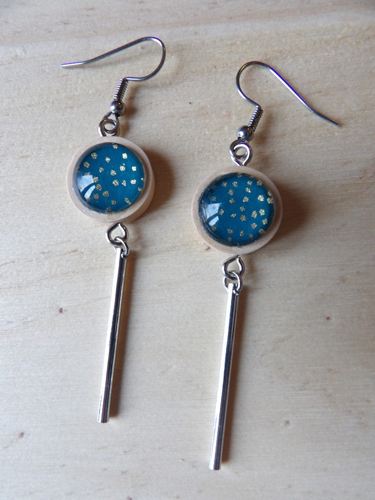 Boucles d'oreilles support bois 15mm avec tube métal - Pois doré fond vert sapin