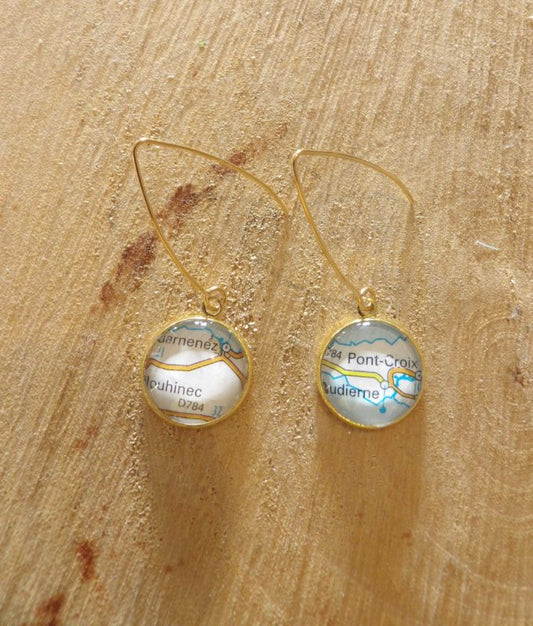 Boucles d’oreilles pendantes cabochons 16mm attaches en V - acier inoxydable doré - recyclage carte routière Douarnenez, Pont croix